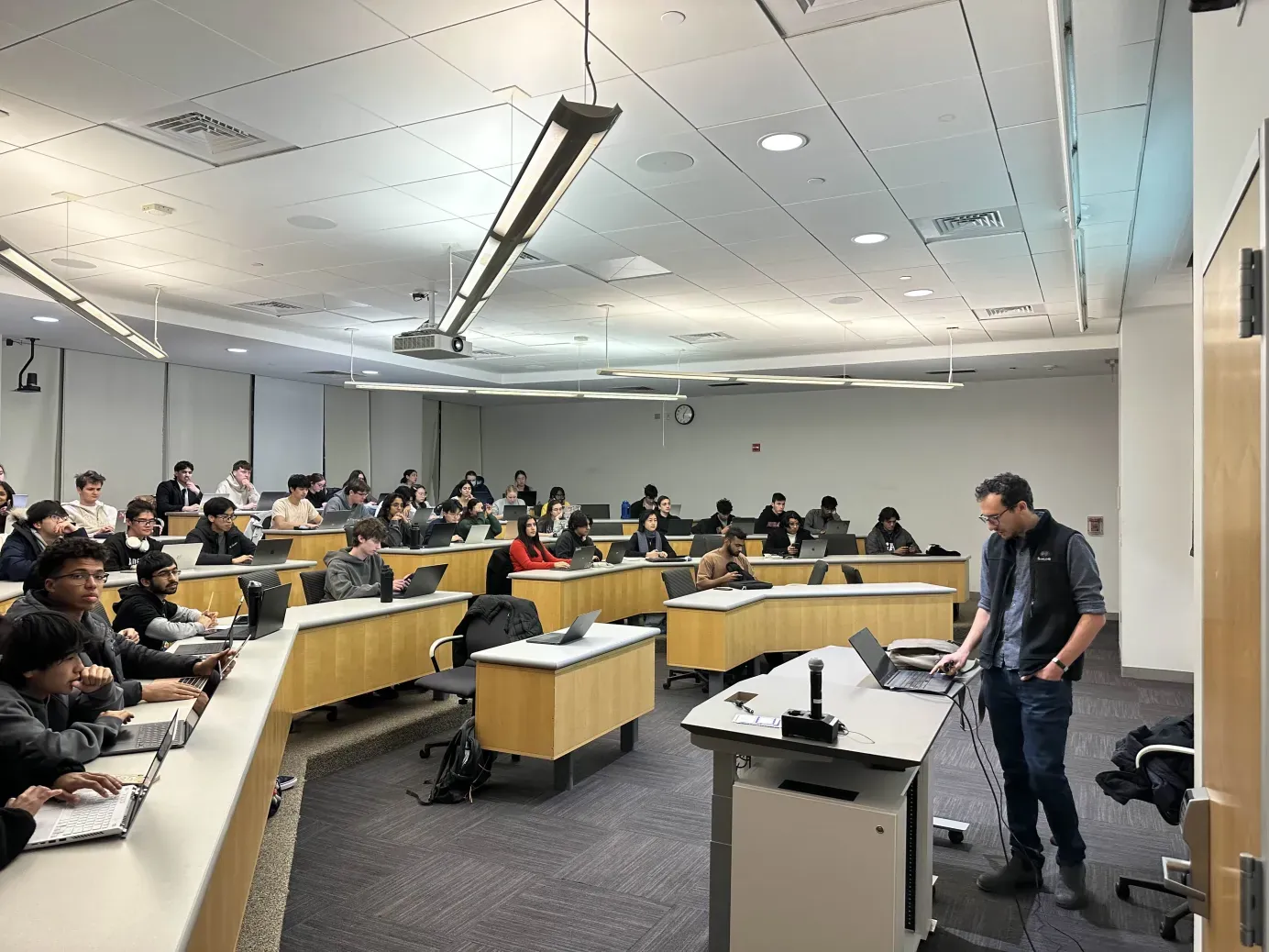 A full lecture hall of students at an AINU session